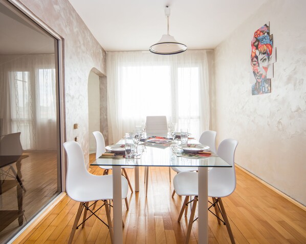 City Apartment | In-room dining - Aleks Classic (Burgas)