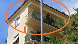 A tall building with multiple balconies, a street lamp, and surrounding trees. - A 2 PAS DES Plages DE LA Promenade DES Anglais!!!! (Nice)