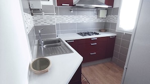 A compact kitchen with a gas stove, sink, and wooden flooring. - A 2 PAS DES Plages DE LA Promenade DES Anglais!!!! (Nice)