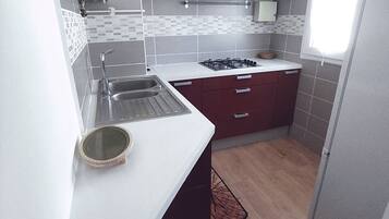 Réfrigérateur, micro-ondes, cafetiÚre/bouilloire