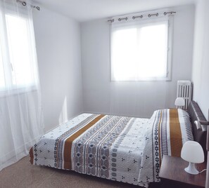 3 bedrooms, travel cot, WiFi, bed sheets