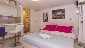 A hotel room with a bed, a desk, and a chair. - Modern and Practical Studio in the Heart of Split (Split)