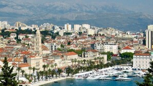 A coastal cityscape with a marina, historic buildings, and a mountainous backdrop. - Modern and Practical Studio in the Heart of Split (Split)