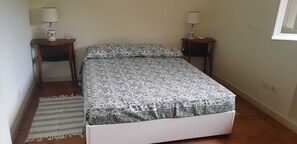 2 quartos, ferros/tábuas de passar roupa, Wi-Fi de cortesia