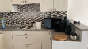 KylskÄp, ugn, kaffe- och tebryggare och grytor/köksredskap