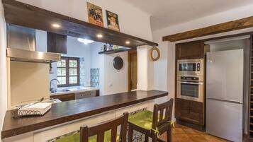 Een koelkast, een microgolfoven, een oven, een vaatwasser