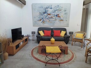 TV, books - LA Magdeleine (Cabannes)