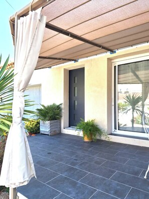 Exterior detail - LA Magdeleine (Cabannes)