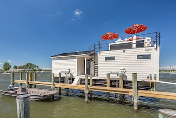 Image of Cass-Away Luxury Houseboat