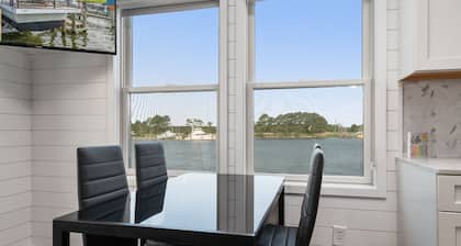 Cass-Away Luxury Houseboat