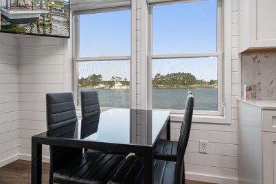 Cass-Away Luxury Houseboat