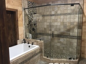 Ensemble douche/baignoire, sèche-cheveux, serviettes fournies, savon
