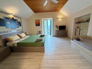 2 bedrooms, desk, iron/ironing board, travel crib - EXCLUSIVE VILLA WITH FANTASTIC LAKE VIEW (PERLEDO)