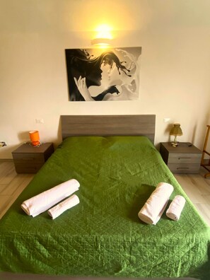 2 chambres, bureau, fer et planche à repasser, lit parapluie