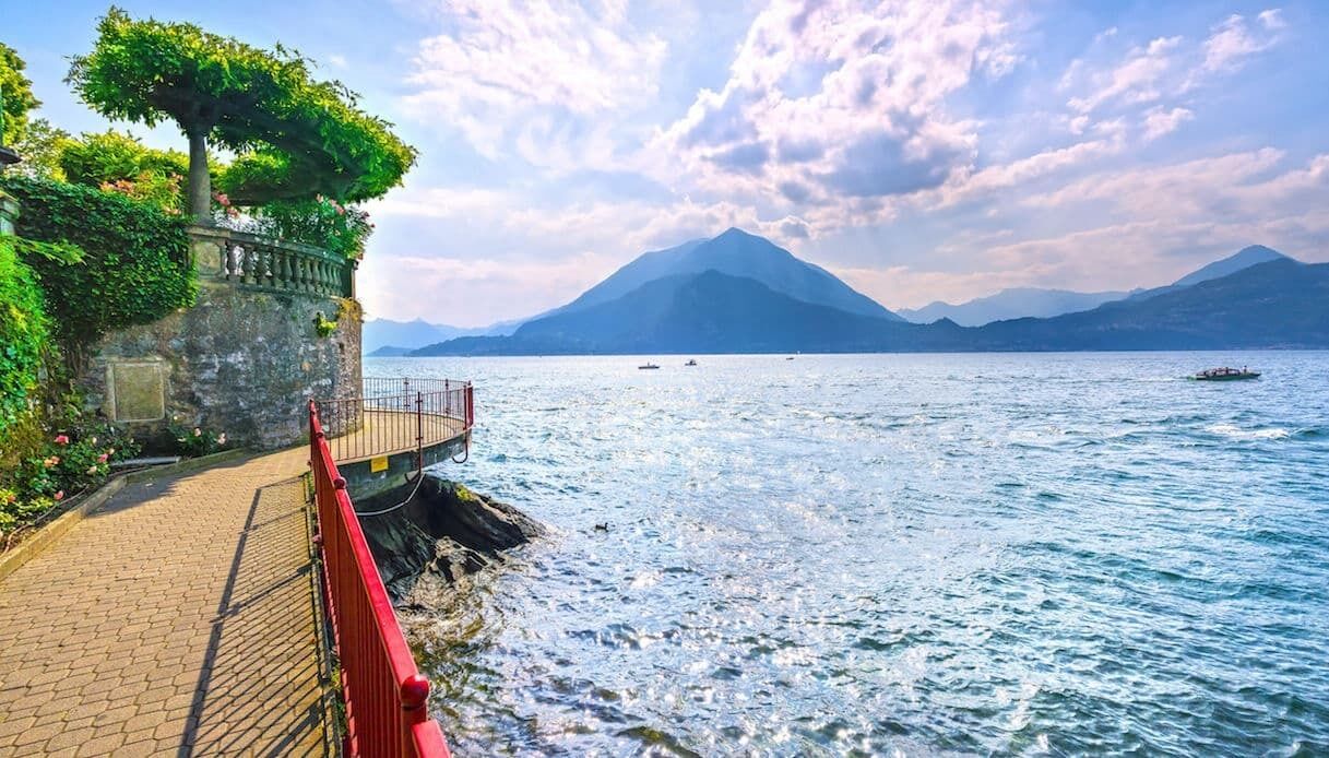Una spiaggia nelle vicinanze, lettini da mare