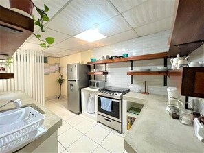 Microwave, oven, coffee/tea maker, cookware/dishes/utensils - Cozy. Internet, Netflix, Washer and Dryer,full Kitchen (Chimaltenango)