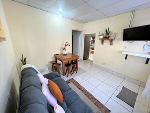 Smart TV - Cozy. Internet, Netflix, Washer and Dryer,full Kitchen (Chimaltenango)
