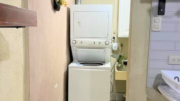 Regadera, toallas, jabón, papel de baño