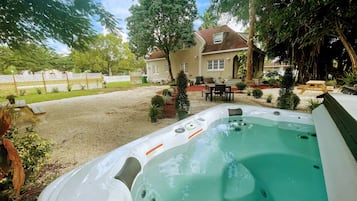 Outdoor spa tub