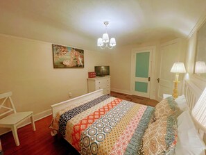 5 bedrooms, in-room safe, desk, iron/ironing board - Cozy, Historic Family Home  (Homestead)