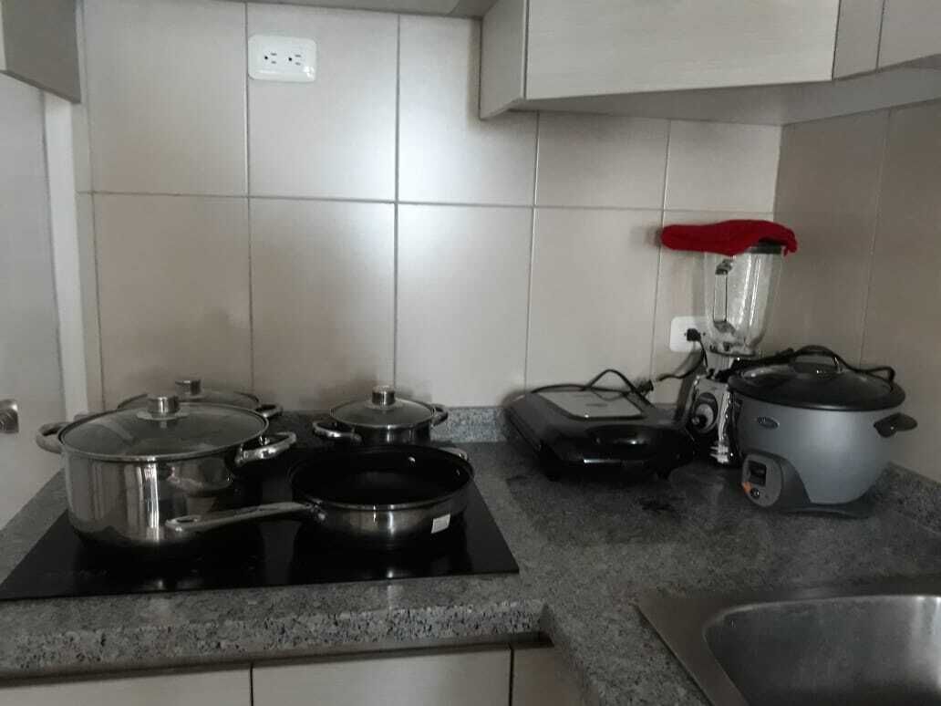 Kjøleskap, mikrobølgeovn, kokeplater og brødrister