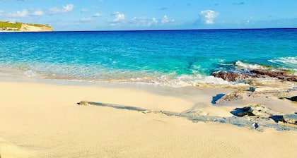 Nettlé Bay Beautiful 2-rooms apartment 4 sleeps, pools tennis fabulous sea view