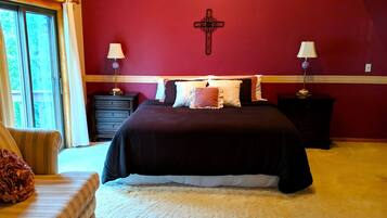 3 makuuhuonetta, työpöytä, silitysrauta/-lauta, vauvan matkasänky