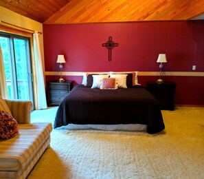 3 soverom, skrivebord, strykejern/-brett og reiseseng for barn