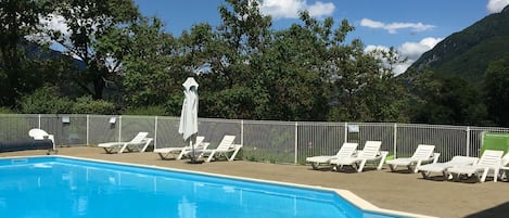 Alberca techada y alberca al aire libre