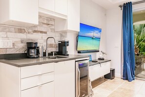 Réfrigérateur, four à micro-ondes, un four, surface de cuisson