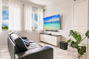 Téléviseur connecté, jeux vidéo, table de ping-pong, livres