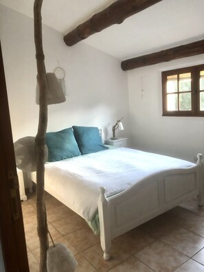 4 habitaciones, tabla de planchar con plancha y cuna de viaje 