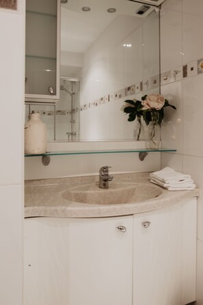 Douche, sèche-cheveux, serviettes fournies, savon