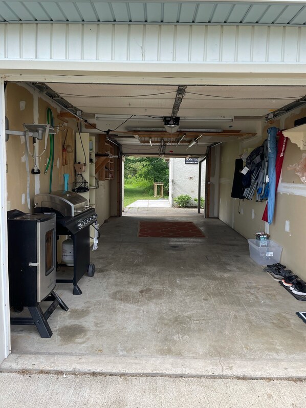 Eine Garage mit tragbarem Kocher, Werkbank und diversen Werkzeugen.