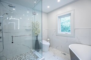 Badewanne, Haartrockner, Bidet, Handtücher