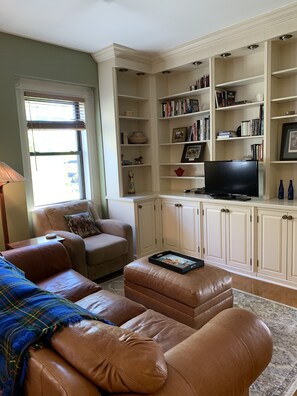 TV, books - Beautiful 3-bedroom condo just steps from the track and downtown! (Saratoga Springs)