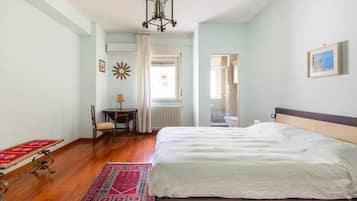 4 slaapkamers, een bureau, een strijkplank/strijkijzer, reisbedje