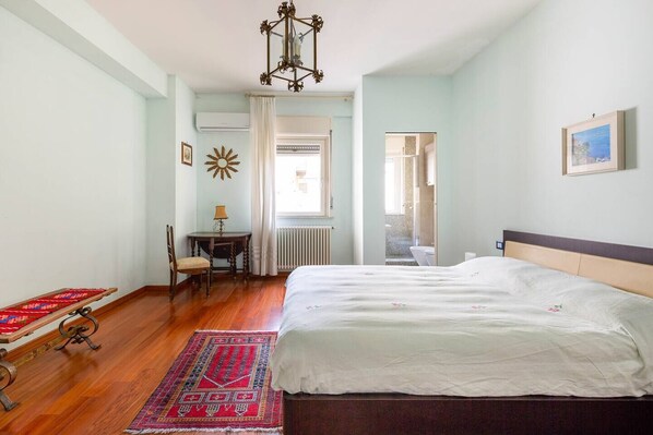 4 bedrooms, desk, iron/ironing board, travel crib