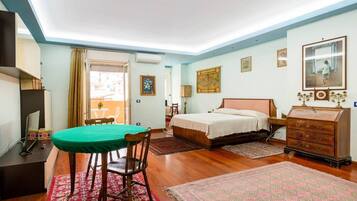 4 slaapkamers, een bureau, een strijkplank/strijkijzer, reisbedje