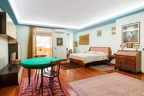 4 bedrooms, desk, iron/ironing board, travel crib