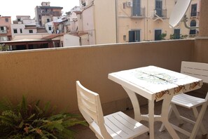 Outdoor dining - Palermo old style - apartment with elevator and terrace in the center (Palermo)