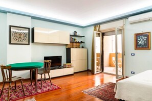 4 bedrooms, desk, iron/ironing board, travel crib - Palermo old style - apartment with elevator and terrace in the center (Palermo)