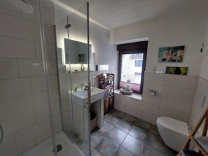 Dusche, Haartrockner, Handtücher, Toilettenpapier