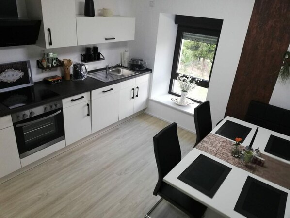 Kühlschrank, Mikrowelle, Herdplatte, Geschirrspüler