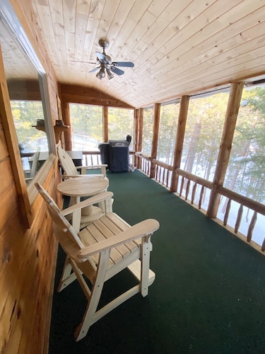 Cozy Bear Den - private house with fenced yard!