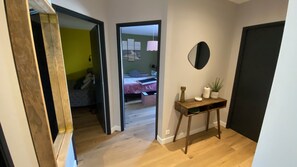 3 habitaciones, tabla de planchar con plancha y cuna de viaje 