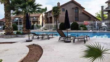 Alberca al aire libre y alberca climatizada