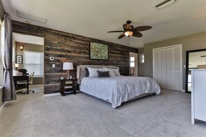 3 habitaciones, caja de seguridad en la habitación y escritorio 