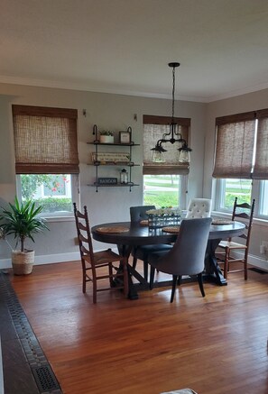 Dining - Cozy Cottage on the River (Daytona Beach)