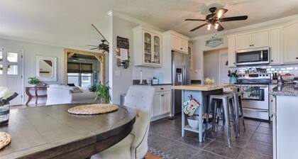 Cozy Cottage on the River